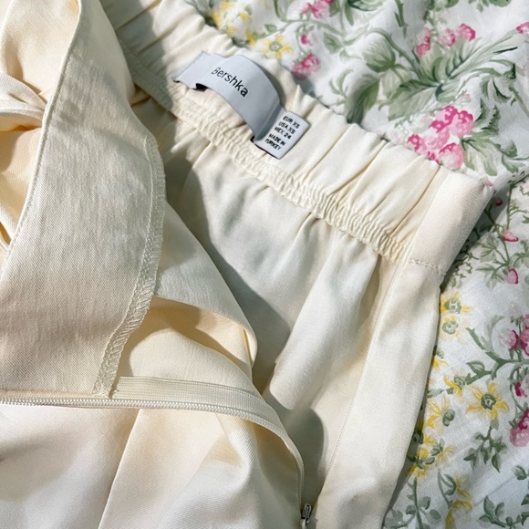 Bershka Cream High Waisted Tailored Shorts - Picture 3 of 3